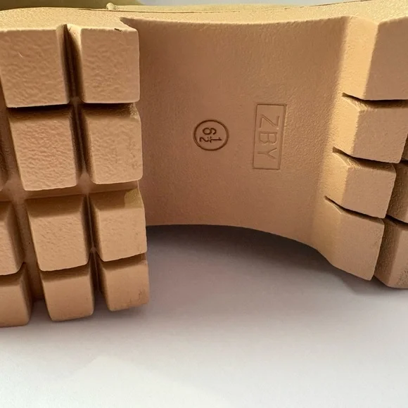 Chic Tan Ankle Boots with Ribbed Design - Picture 7 of 7